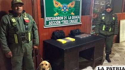 Gendarmes argentinos junto a su can luego de exhibir la droga secuestrada a las bolivianas