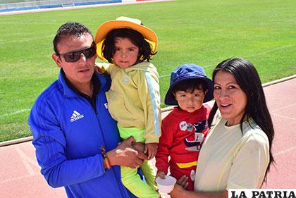 Gery junto a su esposa Carla Pérez y sus dos hijos