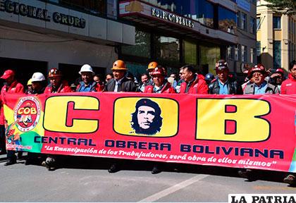 Autoridades y trabajadores marcharon por el Día del Trabajo