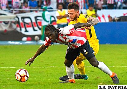 La acción del partido entre Junior y Boca, terminó igualado 1-1 /conmebol.com