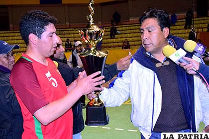 Ángel Pontejo entrega el trofeo de campeón a Henry Amurrio