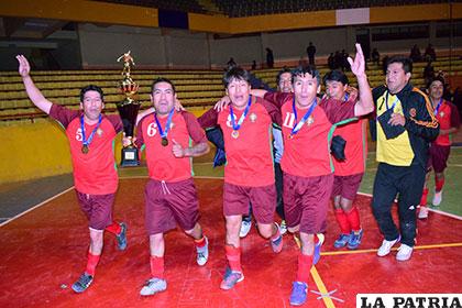 La vuelta olímpica de los flamantes campeones