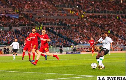 Mané anota el primer gol de Liverpool