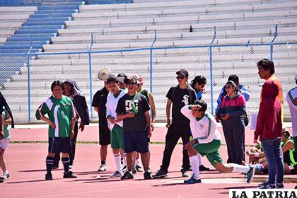 Deportistas no videntes en las pruebas de lanzamiento de disco