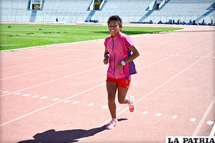 Mayra Quispe, durante su entrenamiento diario en la pista del estadio 