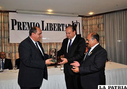 El presidente de la ANP, Marcelo Miralles, entrega el Premio Libertad 2018 al presidente en ejercicio y al ex presidente del Colegio Médico de Bolivia, Erwin Viruez, y Aníbal Cruz, respectivamente /JAVIER MAMANI