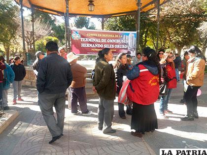 Comerciantes apostadas frente a la Gobernación de Oruro pidiendo ser atendidas