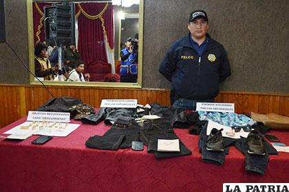 Un oficial de la Felcc custodia los objetos recuperados y evidencias del caso