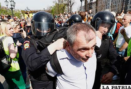 Un manifestante ruso es detenido por los efectivos del orden /Eldiarioalerta