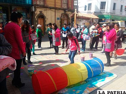 Feria del Trabajo Social en la plaza Manuel de Castro y Padilla de la ciudad de Oruro