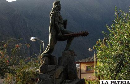 Estatua de Manco Inca en Ollantaytambo 2