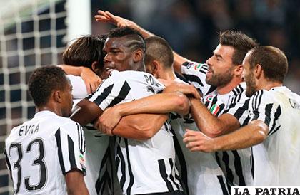 Festejan los integrantes de Juventus por la remontada ante el Bolonia