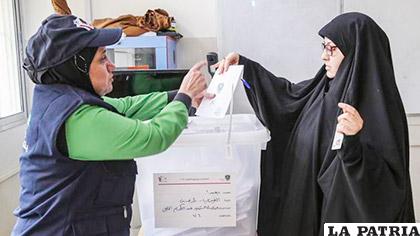 Una mujer vota en un colegio electoral en Baabda, al Sur de Beirut, Líbano /larazon.es