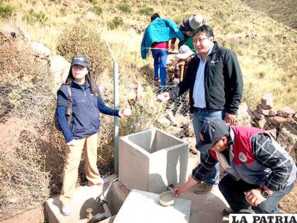Los representantes del Sedes y Rotary Club Oruro haciendo entrega del hipoclorador
