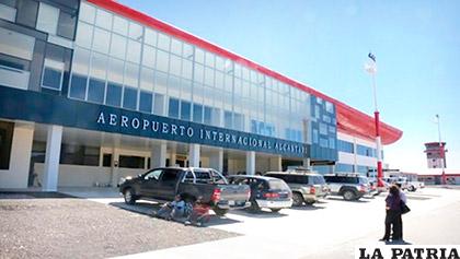 Frontis del Aeropuerto de Alcantarí, Sucre que ayer suspendió operaciones /erbol.com.bo