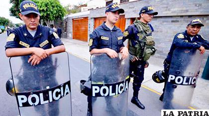 Los policías montan guardia frente a la casa del ex presidente peruano