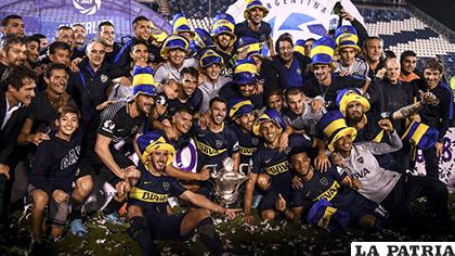 La plantilla de jugadores de Boca Juniors con el trofeo de campeón