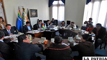 El representante de la Unodc en Bolivia brinda informe ante Comisión de Diputados