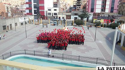 Cruz Roja humana realizada en el Faro de Conchupata de Oruro