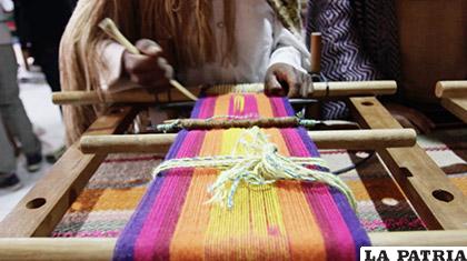 En la época prehispánica, las mujeres indígenas fueron tejiendo los más finos textiles