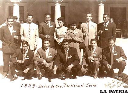 Adela junto a sus compañeros en las Bodas de Oro de la Escuela Nacional de Maestros de Sucre en 1959