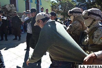 El alcalde al momento de llegar a inmediaciones de la cárcel