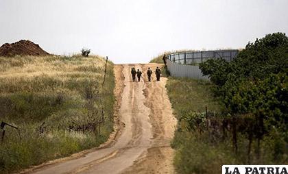 Un grupo de soldados del Ejército de Israel patrullan cerca de la frontera con Siria