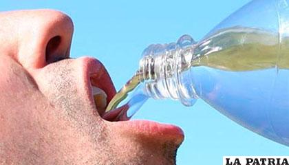 Población aun prefiere consumir gaseosas antes que agua en botella /www.i2.wp.com