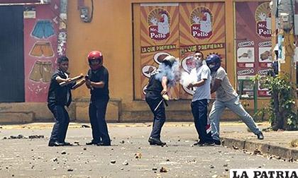 Policías y paramilitares nicaragüenses enfrentan a opositores en Masaya, Nicaragua /EFE