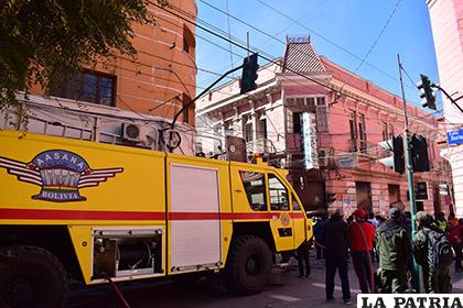 El carro bombero de Aasana frente al edificio afectado por el incendio