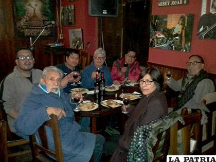 Algunos escritores durante la cena por la celebración del Día de la Escritora y Escritor Boliviano /RUTH ANCALLE