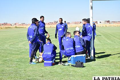 Los jugadores esperaron que el cuerpo técnico llegue al complejo
