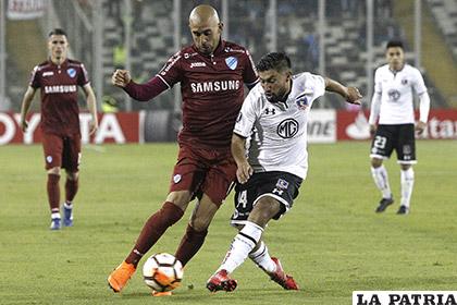 Marcos Riquelme y Nicolás Maturana en la disputa del balón /APG