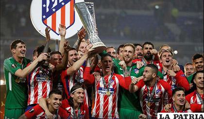 Integrantes de Atlético de Madrid con el trofeo de campeones de la Liga Europa /as.com