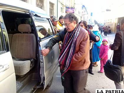 El alcalde Bazán ingresa al vehículo que lo llevó nuevamente al penal de San Pedro