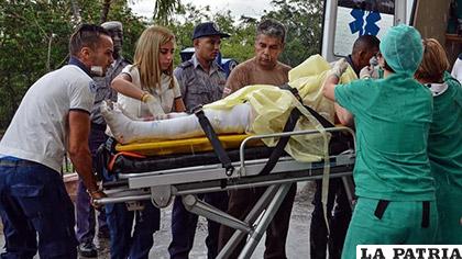 Una de las supervivientes es llevada a un centro médico /Cadena Noticias