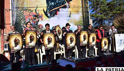 Autoridades con el afiche oficial del Carnaval de Oruro 2019, dedicado a la Virgen del Socavón