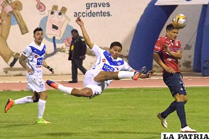Saucedo, goleador de San José, la acción del último partido que jugaron en Oruro el 19 de octubre de 2017, donde vencieron los 