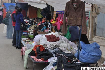 La venta de ropa usada es muy concurrida en el mercado Kantuta /Archivo