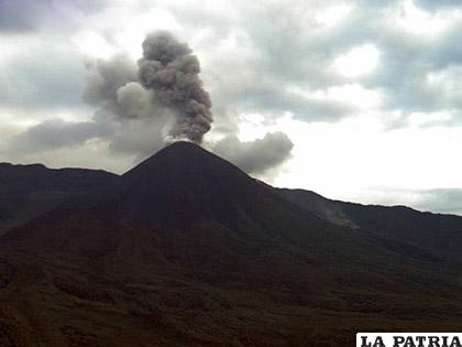 El volcán ecuatoriano Reventador, ubicado a 90 kilómetros de Quito