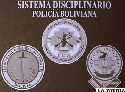 Emblemas del tribunal disciplinario y de la Fiscalía Policial