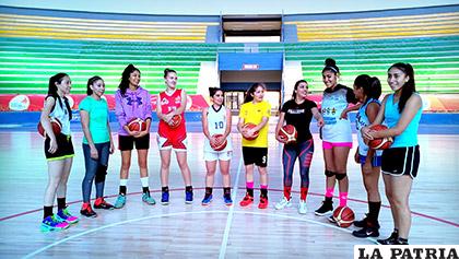 La selección nacional con dos jugadoras que representan a Oruro, Romina Rodríguez y Nicole Rojas /Facebook libobásquet