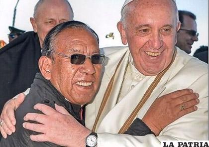 El nuevo Cardenal, Toribio Ticona (Izq.) junto al Papa Francisco /ABI