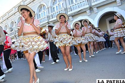 Las danzarinas durante el I Encuentro Mundial del Salay 100% Boliviano, Plaza 10 de Febrero de Oruro
