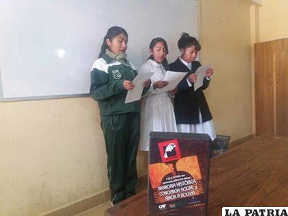 Estudiantes de la Unidad Educativa Liceo Oruro durante uno de los debates mensuales /Facebook: Arte Conciencia