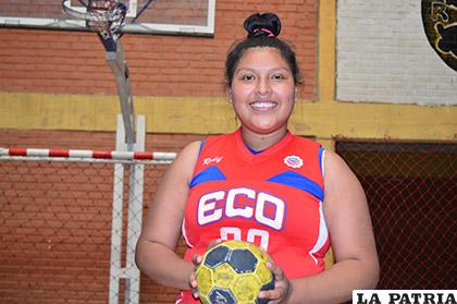 Jheraldine Pinedo, quiere aportar con su experiencia a la selección boliviana de handball
