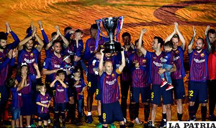 Iniesta levanta el trofeo, Barcelona finalizó primero en La Liga