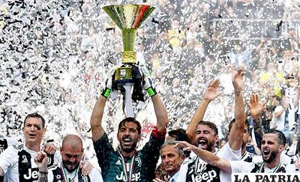 Finalizó la Serie A italiana con Juventus campeón, Buffon que se despidió, levanta el trofeo
