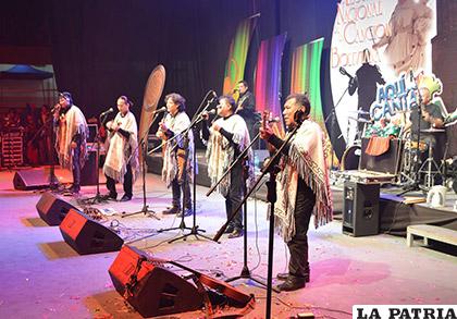 Los Kjarkas durante el Festival de la Canción Boliviana 