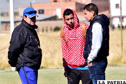 Villegas dialoga con Suárez y Saucedo quienes ayer no entrenaron